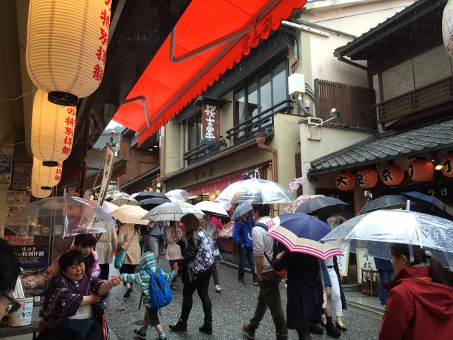 人來人往的清水寺參道